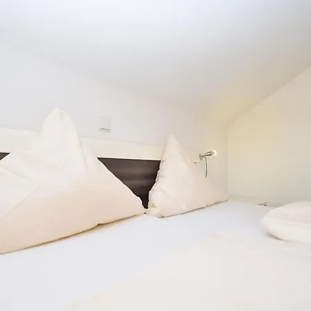 Modern In Near Lift Apartment *